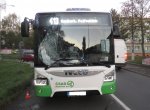 Autobus srazil na přechodu chlapce (16), ten jako zázrakem nehodu přežil