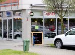 Cafe 43 v Porubě: I když je kávovar ukryt za vysokým barem, čistit se musí