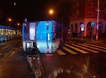 Kamion v Ostravě narazil do autobusu a převrátil jej na bok. Dva lidé byli zranění