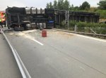 Kamion plný cihel zablokoval dálnici u Bravantic