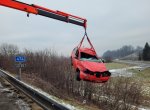 Hasiči ze srázu vyprošťovali havarované auto. Zachraňovali i řidiče