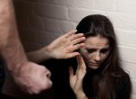 V Krnově týral muž ženu čtyři roky. Případů domácího násilí na Bruntálsku přibývá