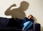 Domácí násilí: Policie letos vykázala z bytu méně lidí