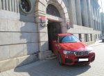 VIDEO: Senior v centru Ostravy nezvládl parkování. Autem nacouval do Komerční banky