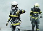 Tragický večerní požár v Porubě. Hasiči evakuovali 19 lidí, jeden mrtvý