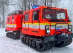 Čeští hasiči si v lesích vyzkoušeli umění švédského pásového stroje Hägglunds