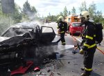 V Karviné po nehodě hořelo auto, na poslední chvíli z něj utekl řidič a tři děti
