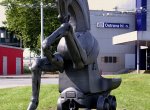 Kontroverzní socha Pocta hornictví už stojí před nádražím v Ostravě