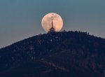 Fotka týdne: Měsíc na Lysé hoře, Lysá hora na měsíci