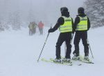 Strážníci na lyžích. V Beskydech a Jeseníkách zasahují policejní lyžařské hlídky