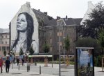 Fasádu chátrající Ostravice zdobí velký portrét ostravické Madony