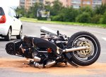 Opilý motocyklista smetl na přechodu důchodkyni. Žena na místě zemřela