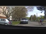 VIDEO: Policisté hledají cyklistu, který narazil do jejich auta