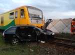 Řidič a dítě byli vážně zraněni při střetu auta s vlakem na přejezdu v Horních Tošanovicích