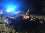 Řidič u Fulneku těžce havaroval, hasiči museli rozpárat auto a vytáhnout jej ven