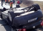 Při srážce dvou automobilů zemřel jeden člověk a pět lidí bylo zraněno