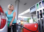 Magická hranice 30 korun za litr benzinu zatím odolává. Cena nafty mírně stoupá