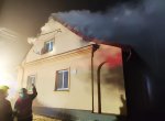 V Dvorcích na Bruntálsku hořela střecha dvojdomku, škoda je za dva miliony