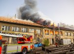 Ve Frýdlantu hořela pila. Škoda je za miliony, hasiči evakuovali přes 70 osob