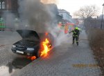 Ve Vítkovicích hořela stará felicie. Čtyři pasažéři ohni unikli