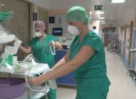 Operuje se méně, s nakaženými pacienty tak v Ostravě pomáhají i instrumentářky z operačních sálů