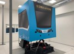 Unikátní simulátor připraví řidiče tramvají na ostrý provoz. Umí i myšku auta přes koleje