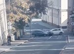VIDEO: Ruská ruleta. Do řidičky na křižovatce napálila auta z obou stran