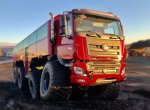 Tatra jako autobus s obřími pneumatikami. Vozí lidi na Islandu