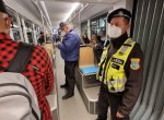 Noční razie v Porubě - 136 pasažérů muselo z tramvají ven