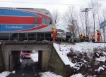V autě, které vjelo na přejezd v Ostravě pod vlak, zemřel člověk, další byl zraněn