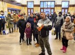 Dojemné překvapení. Lidé přinesli uprchlíkům z Ukrajiny na nádraží jídlo i hračky