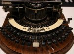 Výstava Vítkovický úředník ukazuje krásu starých psacích strojů a počítaček