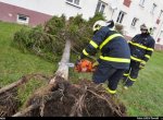 Moravskoslezský kraj prožil těžkou noc. Vítr lámal stromy a ničil střechy