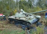 Tank pomáhající ochranářům zapadl. Vytáhl ho tank hasičů