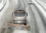 Silničáři předělávají zpět techniku na zimu, sníh dělá potíže v Beskydech a Jeseníkách